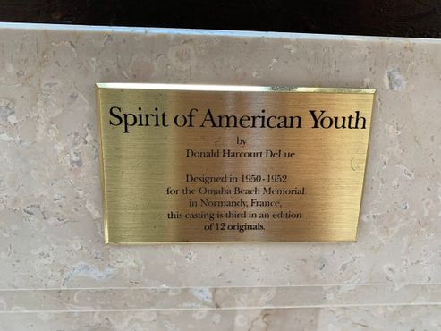 «Дух американской молодёжи, поднимающийся из волн»