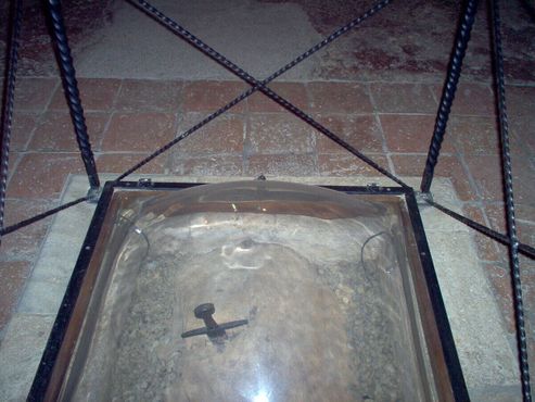 Мечь в камне в часовне Монтесиепи