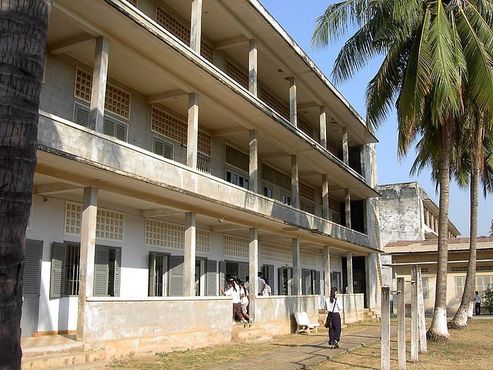 Школа «Туольсленг» была преобразована в тюрьму строгого режима
