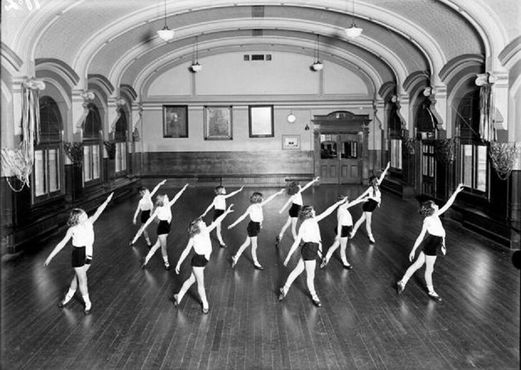 Класс физической культуры, проводимый в танцевальном зале в 1930 году