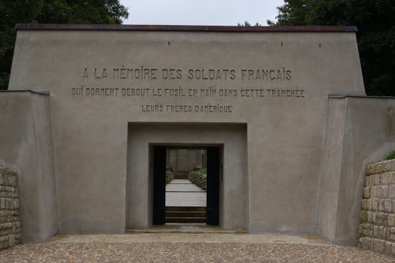 Вход в мемориал. Надпись: "В память о французских солдатах, что покоятся в этой траншее с оружием в руках. От ваших американских братьев"