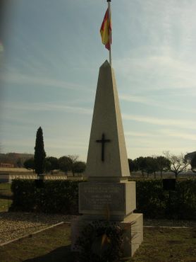  Монумент на кладбище в Паракуэльосе