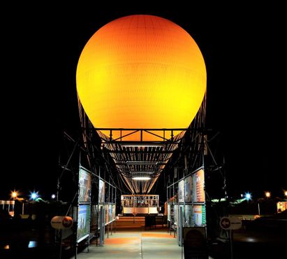 Оранжевый шар в парке Грейт