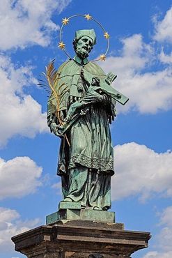 Статуя Яна Непомуцкого на Карловом мосту, созданная Яном Брокоффом в 1683 г. к 300-летию смерти святого