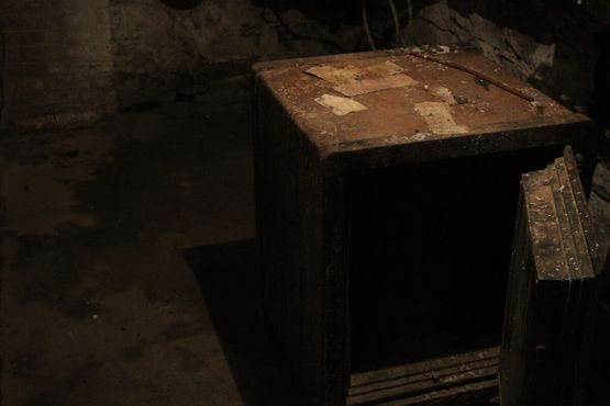 Один из двух сейфов, найденных в подвале