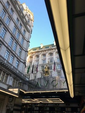 Фонарь находится рядом с театром и отелем Savoy