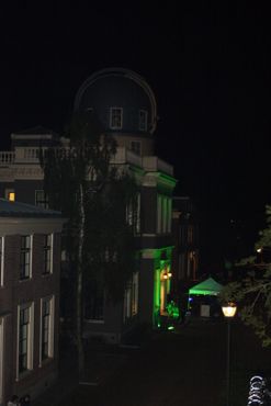 Фасад обсерватории ночью