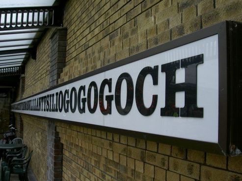 Вывеска на железнодорожной станции 