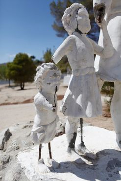 Повреждённые статуи детей