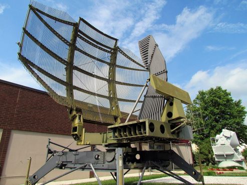 Тактический обзорный радар, один из объёмных наружных экспонатов музея 