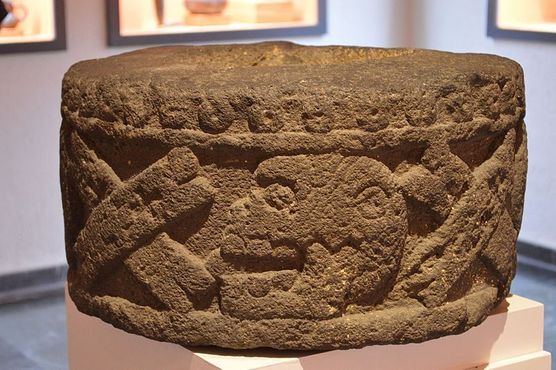 Ацтекский каменный ритуальный сосуд