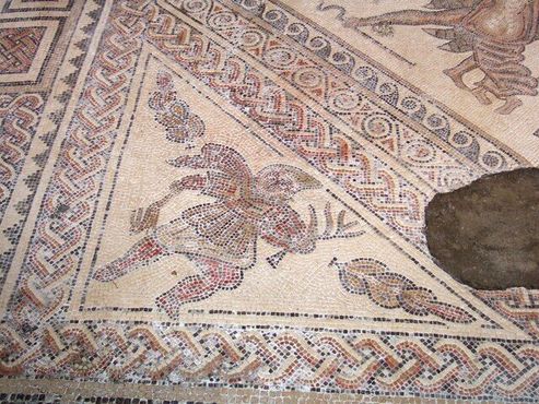 Детали пола в столовой римской виллы. На мозаике изображена "Зима", одетая в плащ с капюшоном, известный как "Birrus Britannicus"