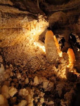 Почти каждый сантиметр пещеры усеян спелеотемами