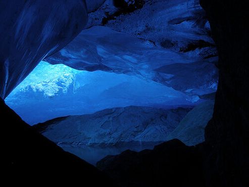 Пруд в пещере под ледником Нигардсбреэн, Юстедалсбреэн, Норвегия