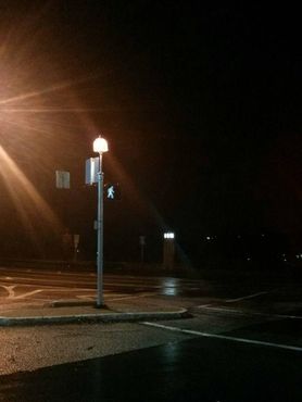 Островной фонарь ночью, перекрёсток Коламбия-паркуэй и Торренс-паркуэй