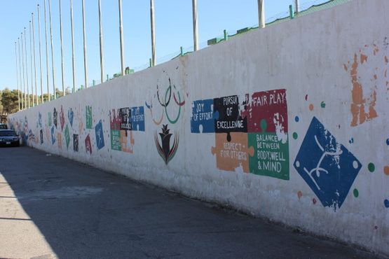 Эмблемы спортивного мастерства постепенно исчезают со стен спортивного городка в Аммане