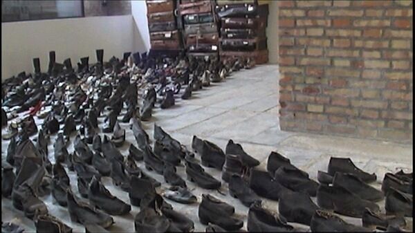 Коллекция обуви, «уходящая» от стены из чемоданов