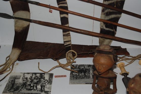 Фотографии и артефакты «пигмеев» Бака: охотничьи стрелы, ремни из кожи окапи и деревянный идол