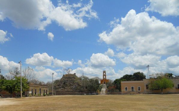 Обзор гасиенды; заброшенное здание слева, пирамида, часовня, построенная на вершине другой пирамиды, справа главный вход. Дальше справа находится Каза де Макинас и руины