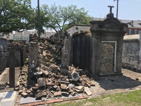 Рухнувшая гробница на кладбище Сент-Луис №2