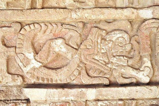 Стела с изображением змеи, пожирающей череп