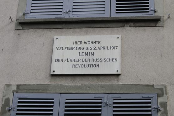 Мемориальная табличка на соседнем доме отмечает место, где жил Ленин