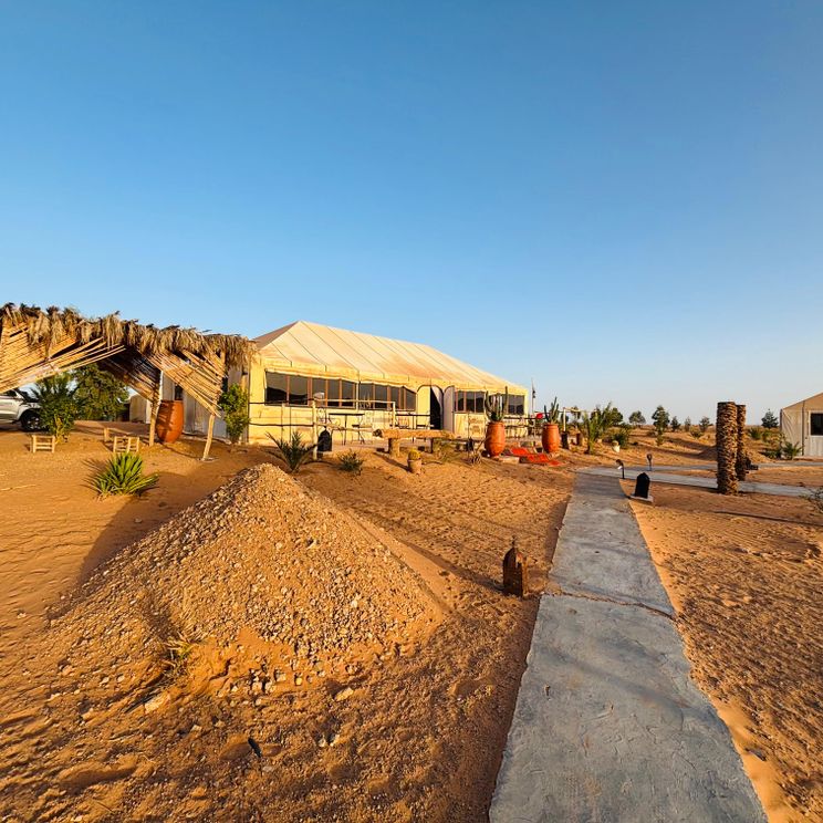 Отели 4*, Палатки