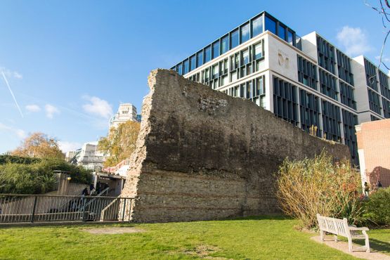 Римская стена на Тауэр-Хилл, выходящая на Тринити-сквер