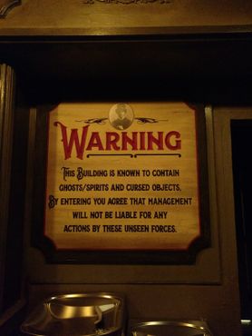 Предупреждающий знак в лобби музея