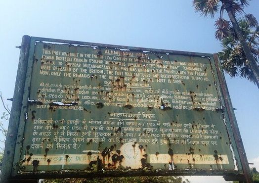 Покрытая коррозией табличка на английском, хинди и тамильском