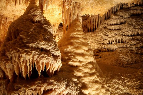 Внутри пещеры находится огромное количество спелеотемов