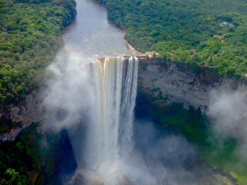 Вид на водопад Кайетур с воздуха