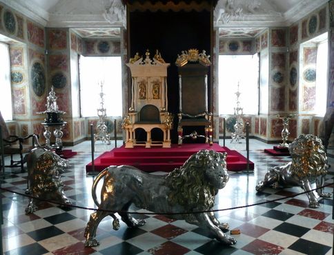 Королевский трон Дании под охраной трех львов