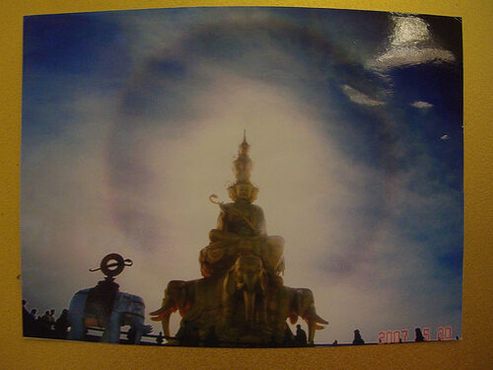 Оптическое явление глория вокруг статуи, названное «Священный свет»