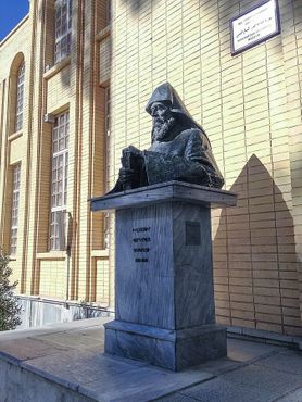 Статуя Хачатура Кесараци, основателя первого в Иране издательства