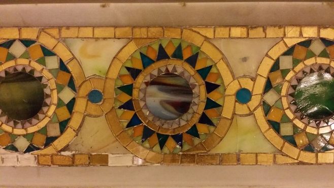 Детали вездесущей мозаики в вестибюле