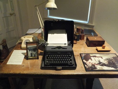 Пишущая машинка Анны Фрейд и стол