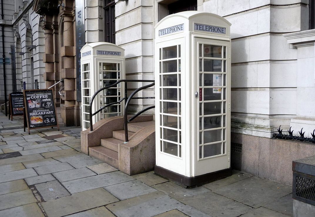 Белые телефонные будки в Халле: где находится и что посмотреть рядом
