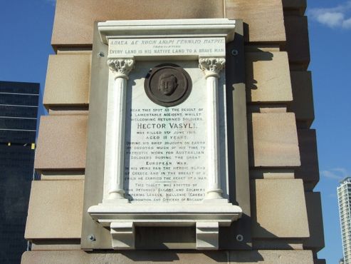 Мемориал Гектору Васили на южной опоре старого моста Виктория-бридж в Брисбене