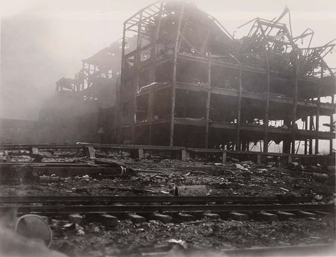 Разрушенный пятиэтажный завод по производству резины