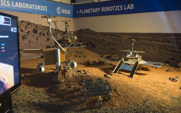 Марсоходы  в лаборатории планетарной робототехники Европейского центра космический исследований и технологий