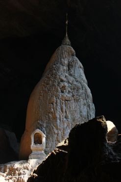Огромный сталагмит