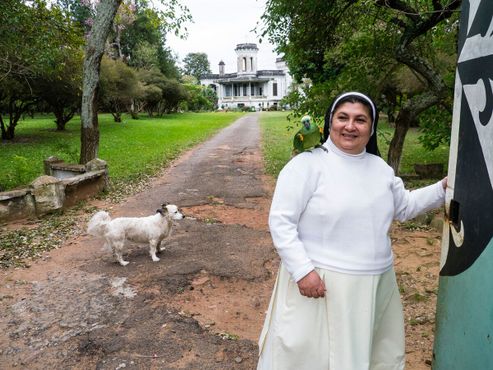 Доминиканская монахиня возле замка Карлота Пальмерола