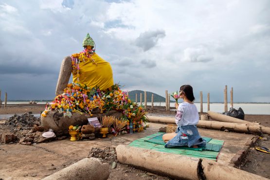 Остатки статуи Будды, священной реликвии для местных жителей