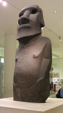 Статуя моаи, вид спереди