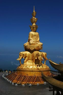 Статуя Пу-Сяня и храм «Золотая вершина»