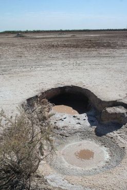 Грязевой бассейн в пустыне