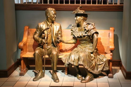 Скульптура Минни и Роя Акаффа