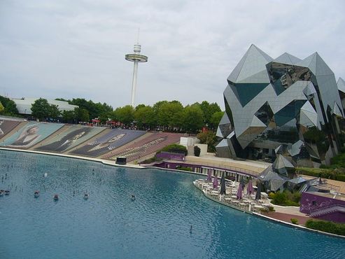 «Кинемакс» построен в 1987 году архитектором Денисом Лемингом, парк «Футуроскоп», Пуатье, Франция