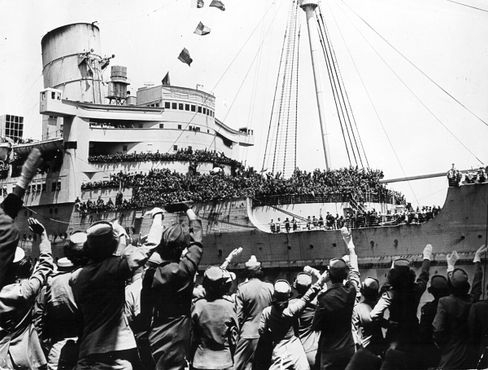 Люди на корабле и на пристани во время Второй мировой войны